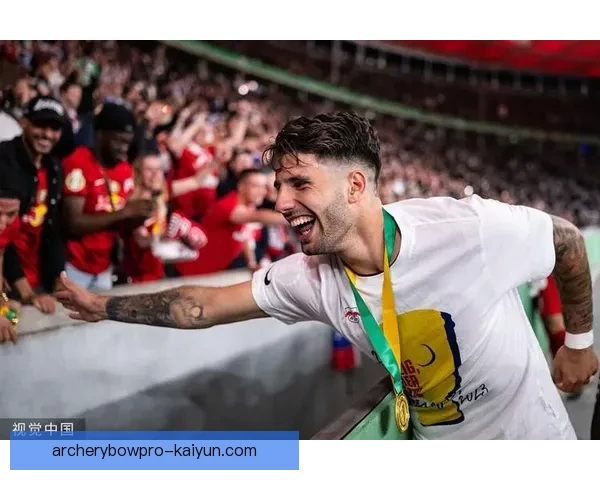 索博斯洛伊远射表现稳健，展现出强大攻击力与技术水平